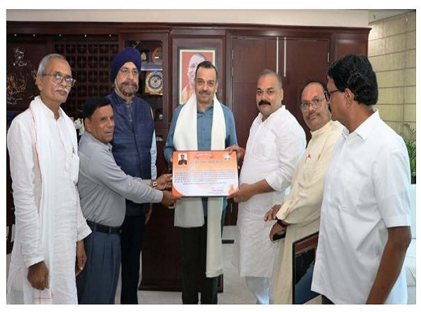 अपर पुलिस महानिदेशक कानून एवं व्यवस्था को धन्यवाद प्रशंसा पत्र भेंटकर उद्योग व्यापार मंडल ने सम्मानित किया (फोटो) अपर पुलिस महानिदेशक कानून एवं व्यवस्था को धन्यवाद प्रशंसा पत्र भेंटकर उद्योग व्यापार मंडल ने सम्मानित किया (फोटो)