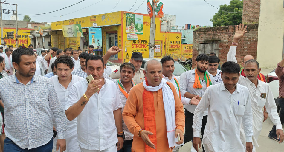18 Snp- 1 सोनीपत: पबनेरा में भाजपा नेता देवेंद्र कौशिक लोगों का अभिवादन स्वीकारते हुए । 18 Snp- 1 सोनीपत: पबनेरा में भाजपा नेता देवेंद्र कौशिक लोगों का अभिवादन स्वीकारते हुए ।