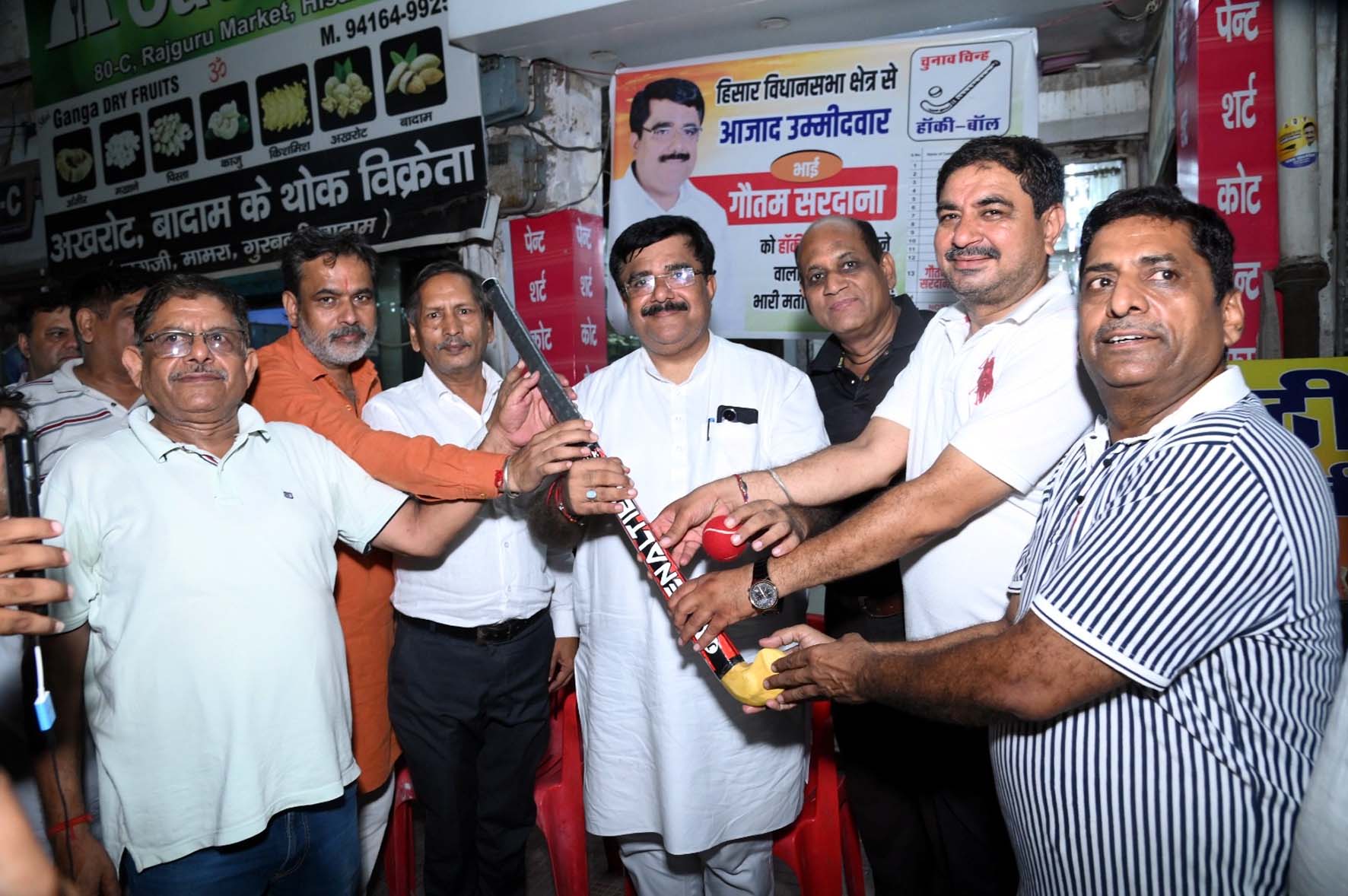 गौतम सरदाना का स्वागत करते शहरवासी।