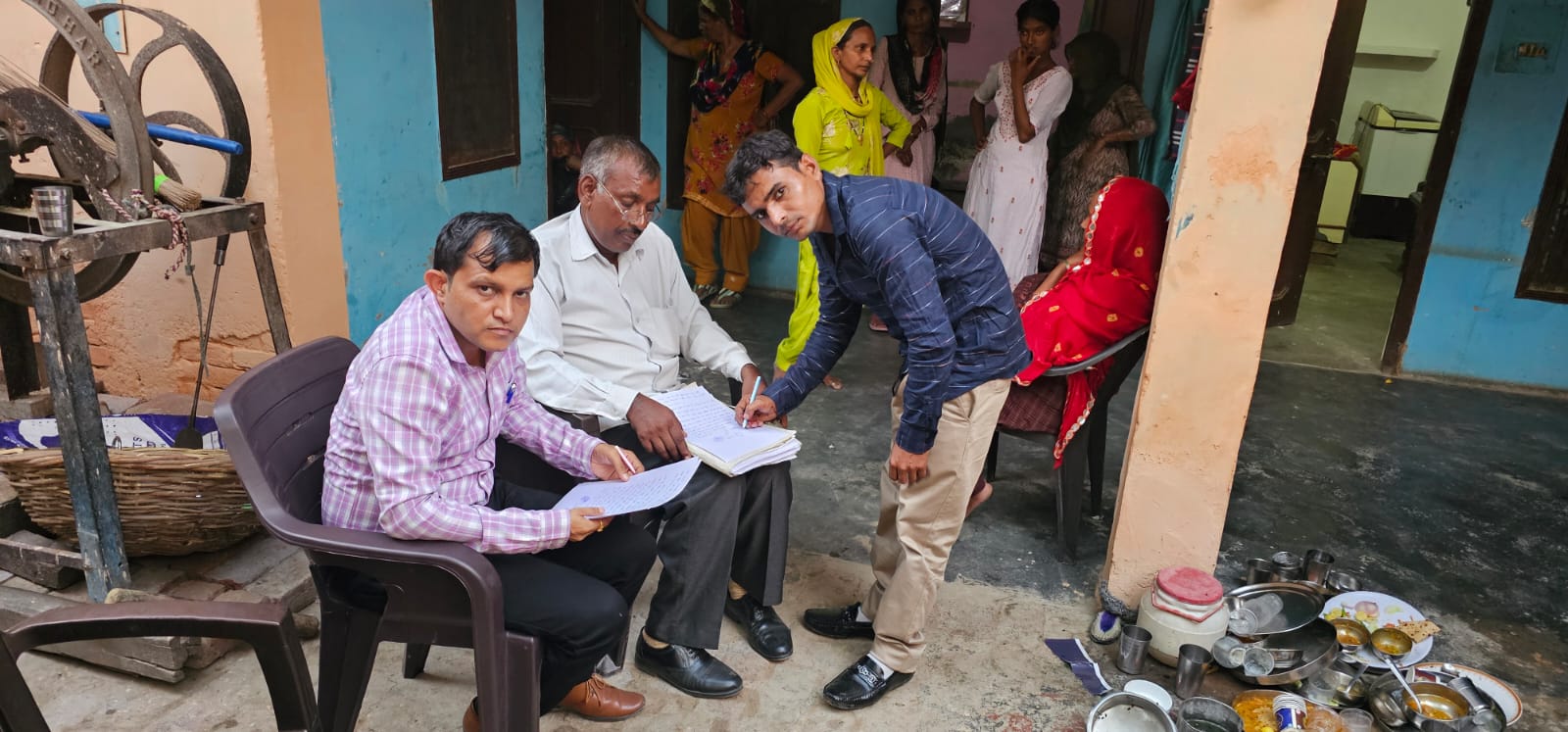 कार्रवाई करते हुए टीम सदस्य। कार्रवाई करते हुए टीम सदस्य।