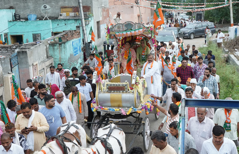 18 Snp-7 सोनीपत: भारी जनसमर्थन के बीच लोंगों का अभिवादन स्वीकारते हुए। 18 Snp-7 सोनीपत: भारी जनसमर्थन के बीच लोंगों का अभिवादन स्वीकारते हुए।