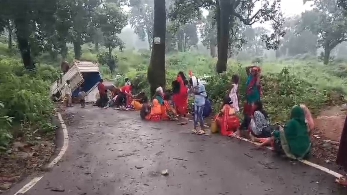 श्रद्धालुओं से भरी पिकअप पलटी श्रद्धालुओं से भरी पिकअप पलटी