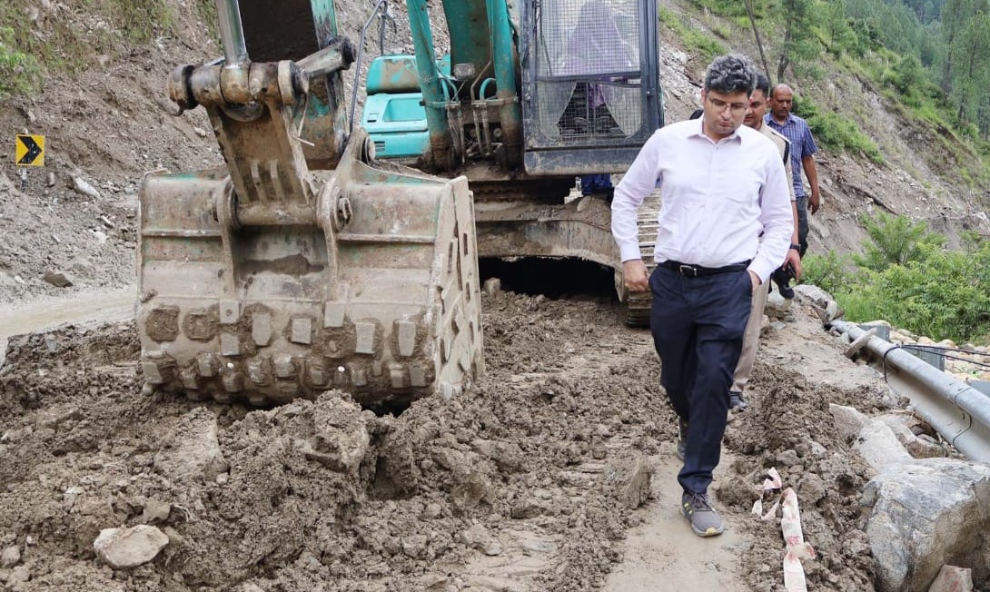 बदरीनाथ हाइवे पर भूस्खलन प्रभावित क्षेत्र का निरीक्षण करते हुए डीएम चमोली। बदरीनाथ हाइवे पर भूस्खलन प्रभावित क्षेत्र का निरीक्षण करते हुए डीएम चमोली।