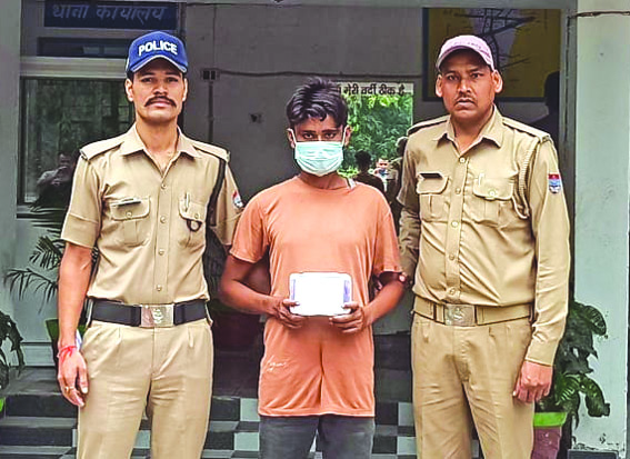 पुलिस गिरफ्त में आरोपित पुलिस गिरफ्त में आरोपित