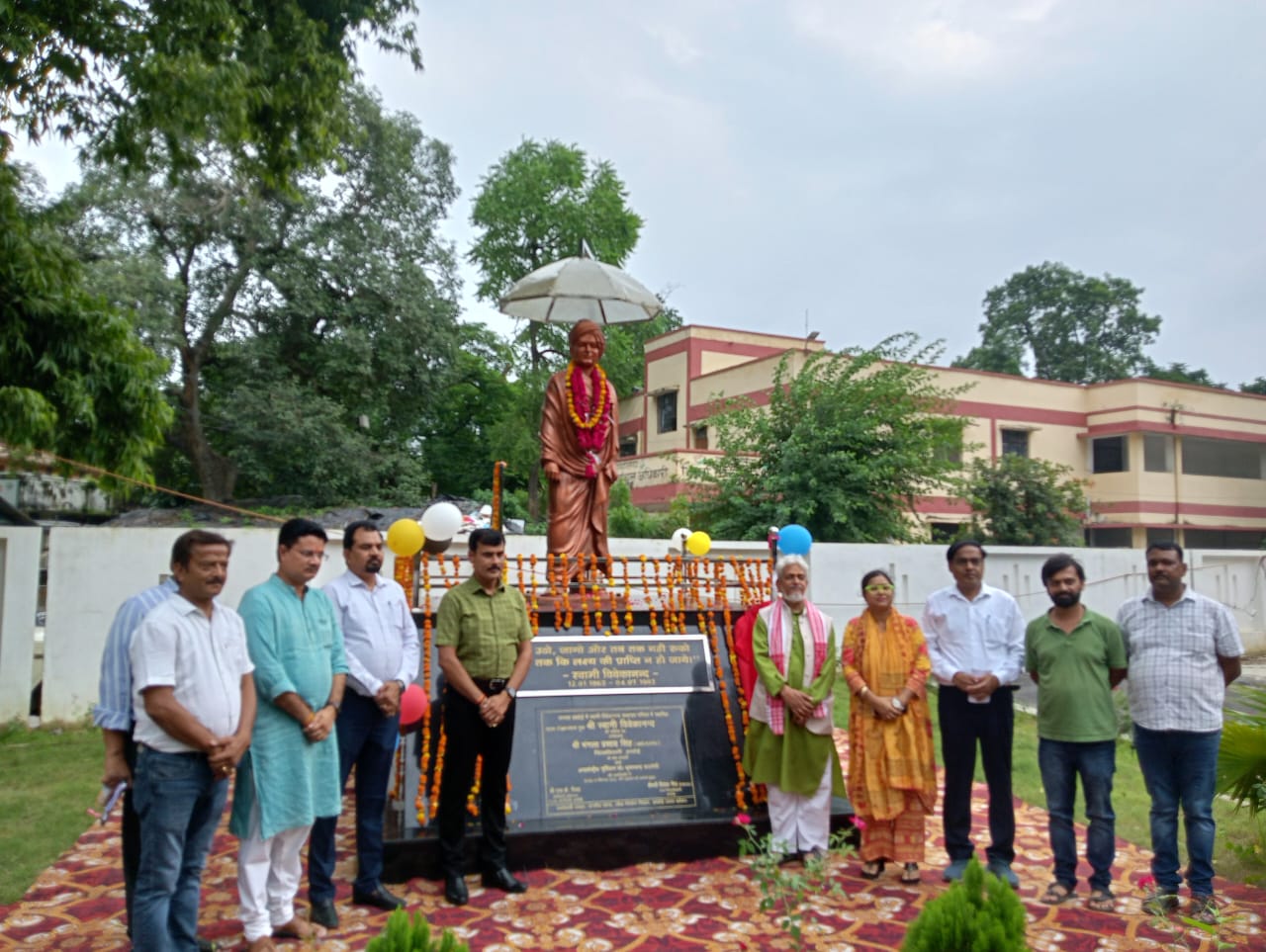 जिलाधिकारी ने किया स्वामी विवेकानंद की मूर्ति का अनावरण जिलाधिकारी ने किया स्वामी विवेकानंद की मूर्ति का अनावरण