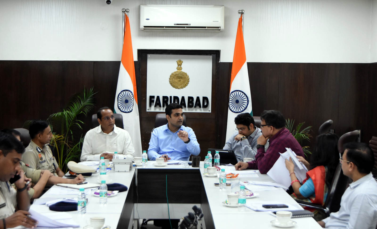 डीसी विक्रम सिंह की मौजूदगी में समीक्षा करते चुनाव पर्यवेक्षक राघव लंगर। डीसी विक्रम सिंह की मौजूदगी में समीक्षा करते चुनाव पर्यवेक्षक राघव लंगर।