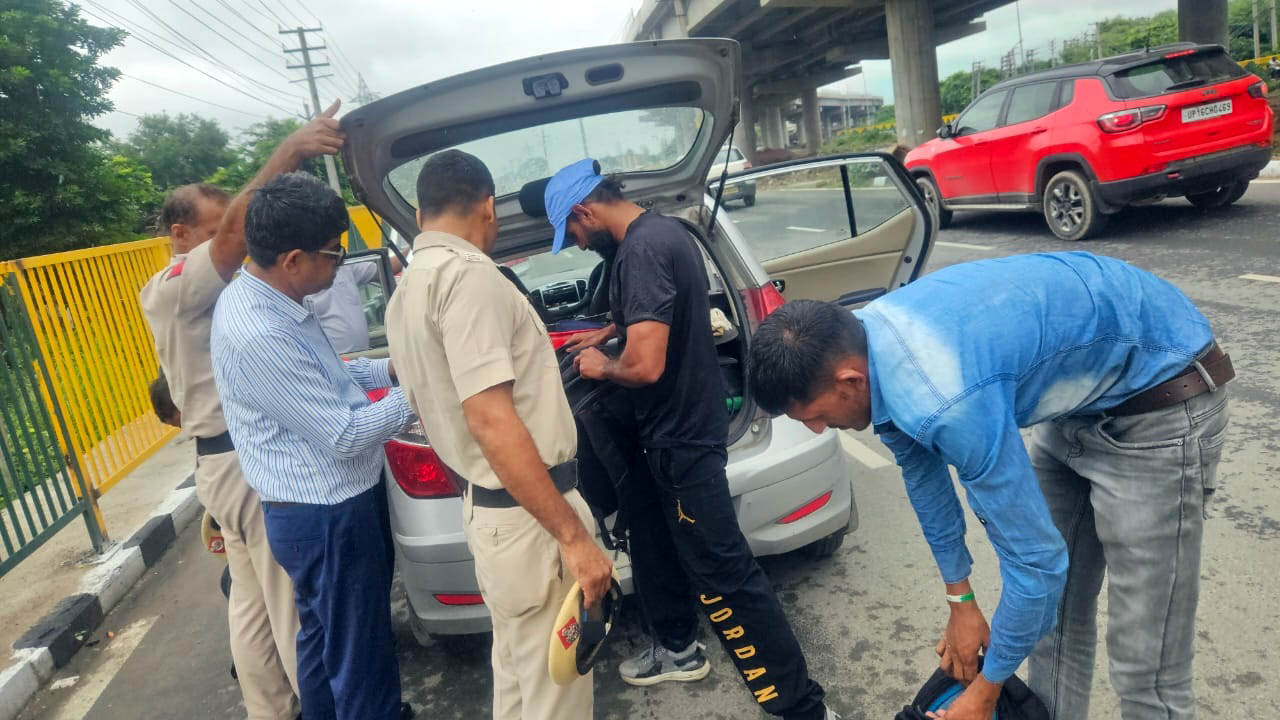 पुलिस गाडियों की जांच करती हुई पुलिस गाडियों की जांच करती हुई