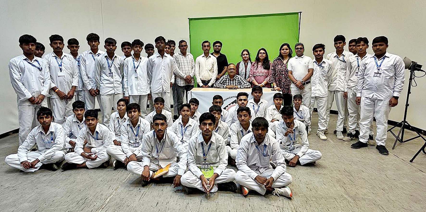 स्कूली विद्यार्थियों के साथ जनसंचार विभाग के अध्यक्ष प्रो. मनोज दयाल। स्कूली विद्यार्थियों के साथ जनसंचार विभाग के अध्यक्ष प्रो. मनोज दयाल।