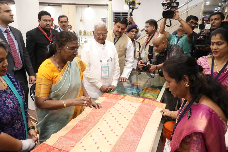 राष्ट्रपति ने हस्तशिल्पियों एवं जनजाति कारीगरों से रूबरू चर्चा राष्ट्रपति ने हस्तशिल्पियों एवं जनजाति कारीगरों से रूबरू चर्चा