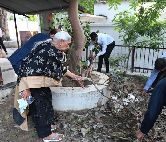 सफाई करती राज्यपाल आनंदीबेन पटेल