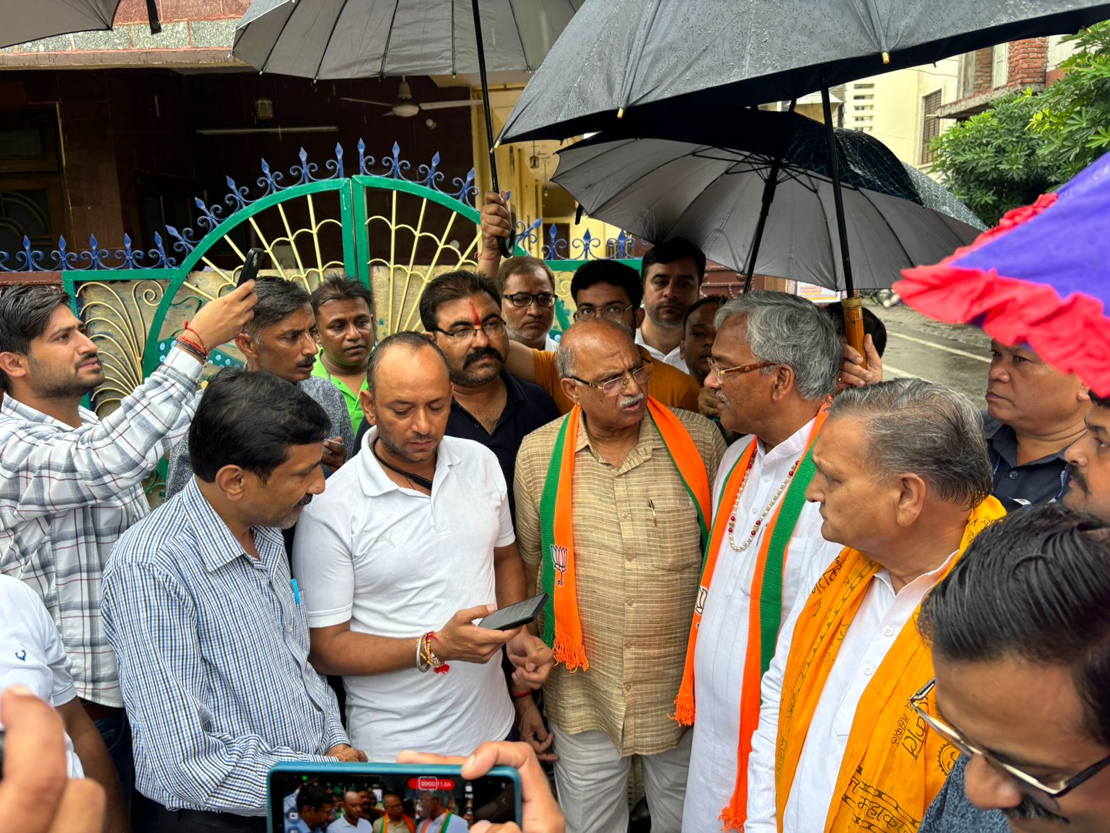 बारिश में सदस्यता अभियान चलाते सांसद त्रिवेंद्र सिंह रावत बारिश में सदस्यता अभियान चलाते सांसद त्रिवेंद्र सिंह रावत