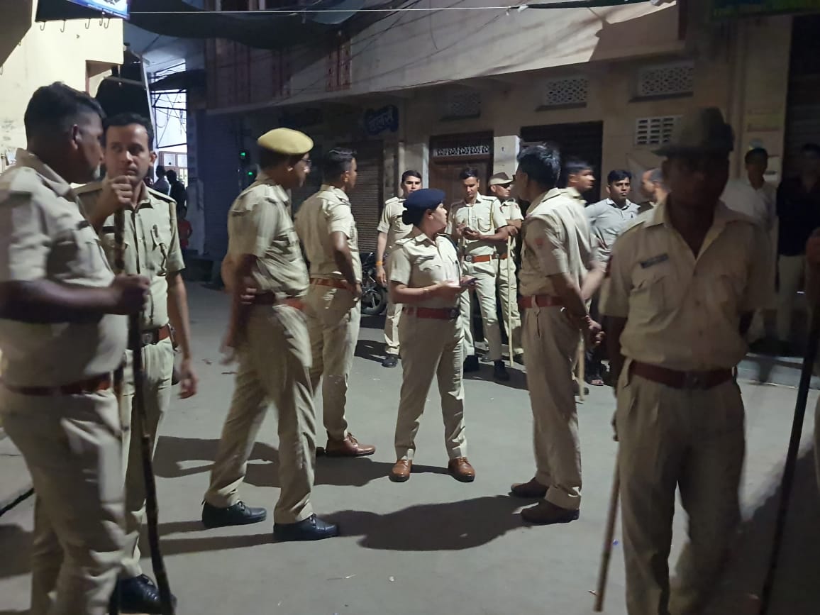 पुलिस के खिलाफ नारेबाजी, शाहपुरा में तनाव, संदिग्ध महिला हिरासत में, सुरक्षा बलों का फ्लैग मार्च 44 पुलिस के खिलाफ नारेबाजी, शाहपुरा में तनाव, संदिग्ध महिला हिरासत में, सुरक्षा बलों का फ्लैग मार्च 44