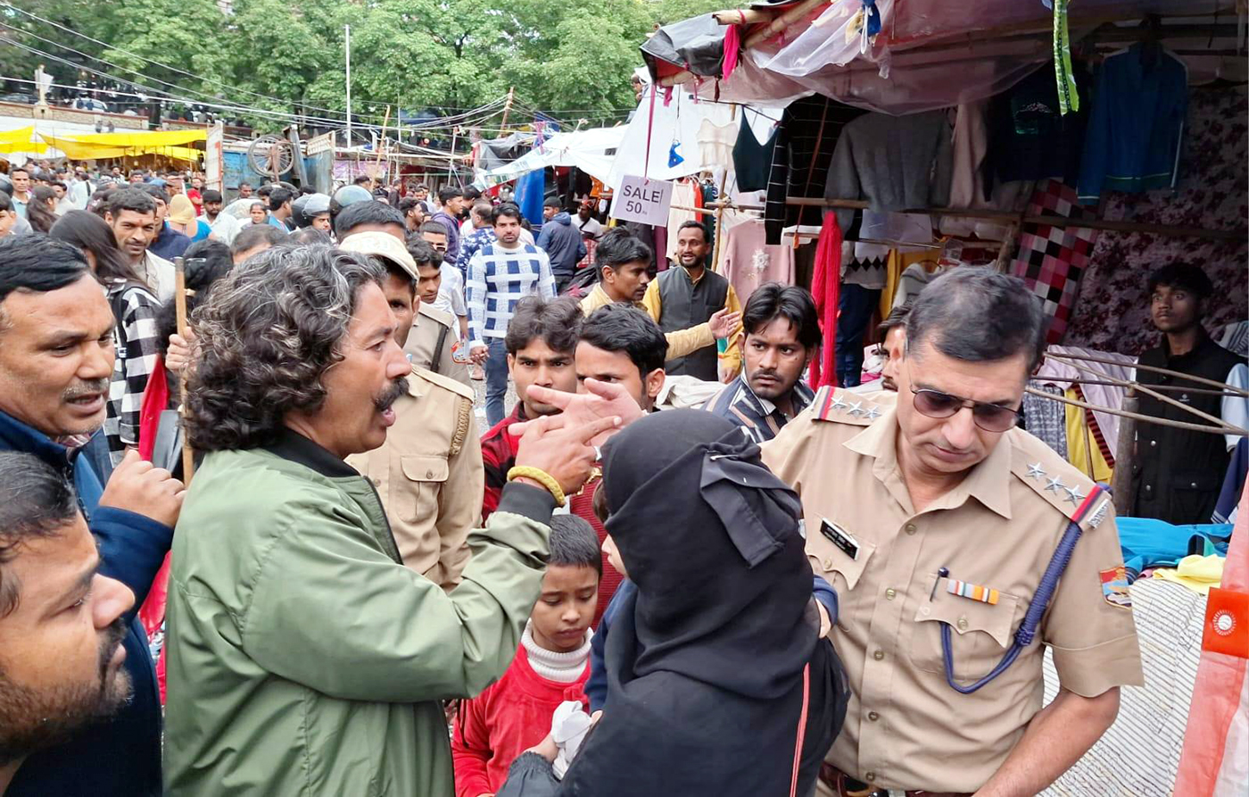 पुलिस की सख्ती पर विरोध करते व्यवसायी। पुलिस की सख्ती पर विरोध करते व्यवसायी।