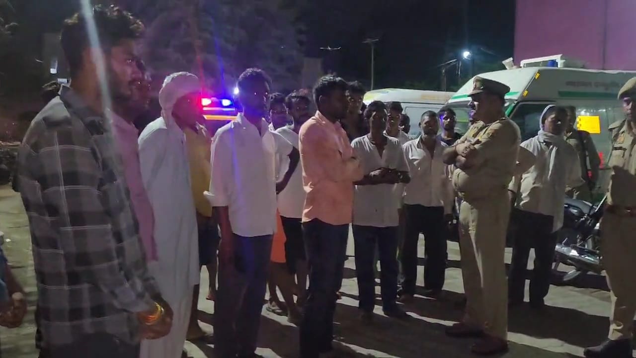 घटना स्थल पर हादसे की जानकारी लेते पुलिस कर्मी घटना स्थल पर हादसे की जानकारी लेते पुलिस कर्मी