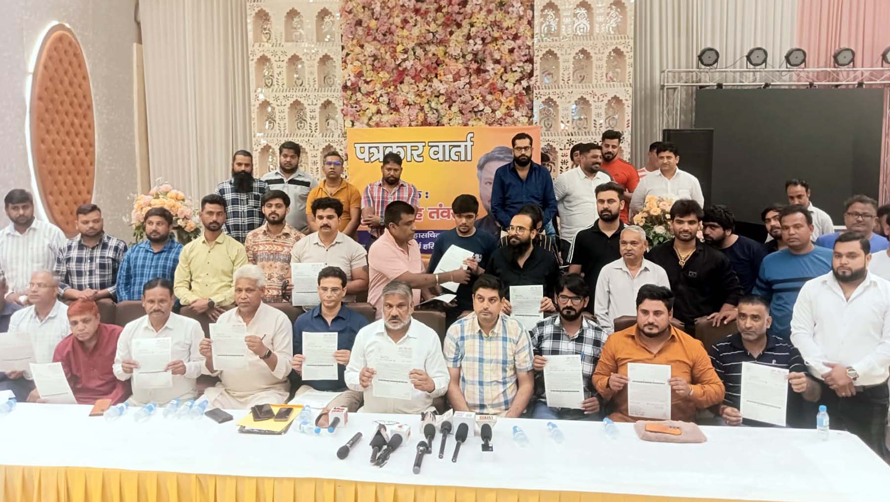 फोटो नंबर-02: गुरुग्राम में पत्रकारों से बात करते सुमेर सिंह तंवर व उनके साथी कार्यकर्ता। फोटो नंबर-02: गुरुग्राम में पत्रकारों से बात करते सुमेर सिंह तंवर व उनके साथी कार्यकर्ता।