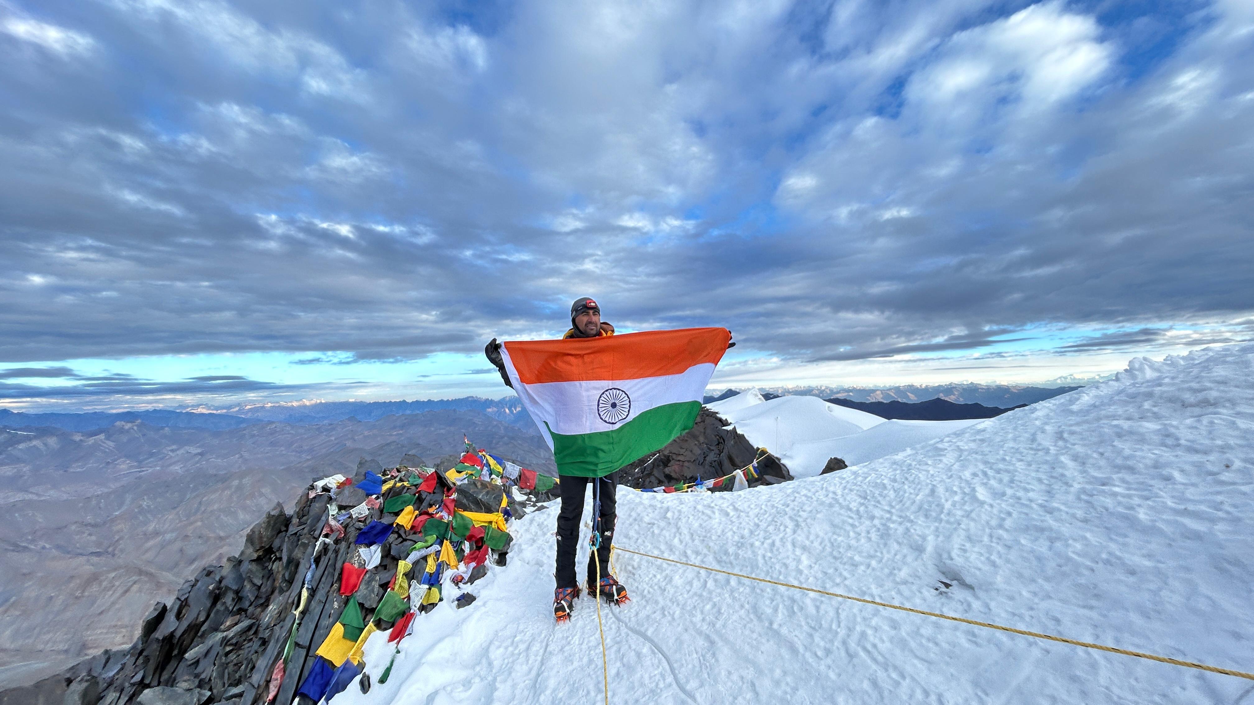 कंगयास्ते 1 की 21 हजार फीट ऊंची चोटी पर तिरंगा फहराते हुए बिशनोई कंगयास्ते 1 की 21 हजार फीट ऊंची चोटी पर तिरंगा फहराते हुए बिशनोई