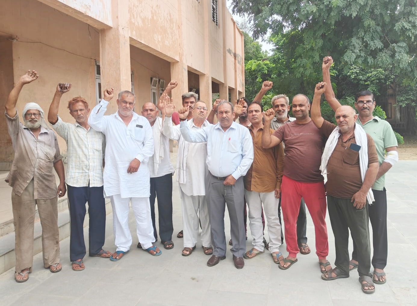 18 Snp-4 सोनीपत: जिला व्यापार मंडल के प्रधान संजय सिंगला दुकानदारों के साथ रोष प्रदर्शन करते हुए, अधिकारियों द्वारा पत्र की प्रति 18 Snp-4 सोनीपत: जिला व्यापार मंडल के प्रधान संजय सिंगला दुकानदारों के साथ रोष प्रदर्शन करते हुए, अधिकारियों द्वारा पत्र की प्रति