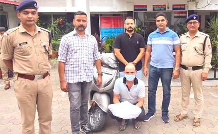 एसओजी ने तस्कर को किया गिरफ्तार एसओजी ने तस्कर को किया गिरफ्तार