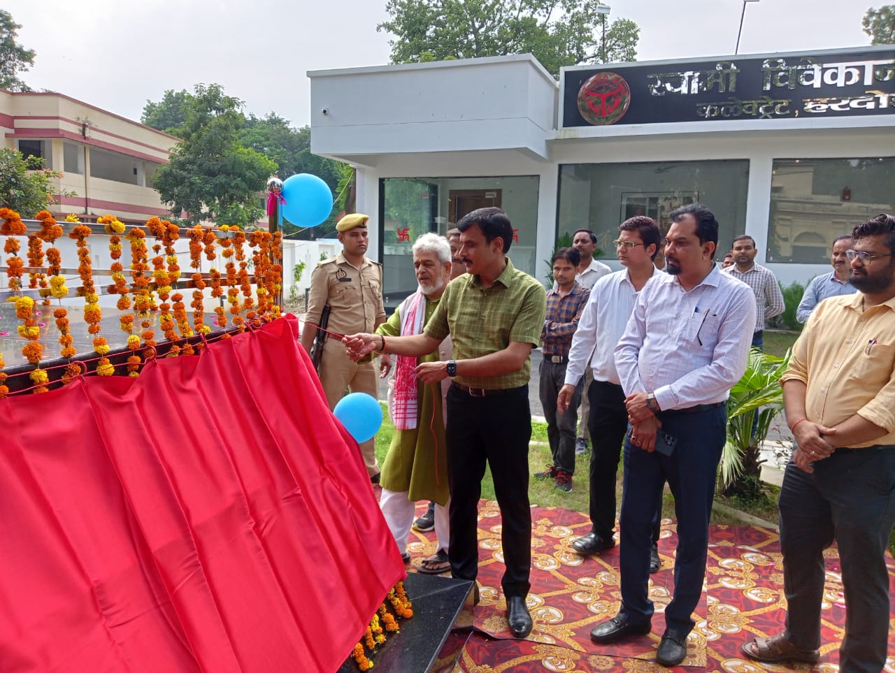 जिलाधिकारी ने किया स्वामी विवेकानंद की मूर्ति का अनावरण जिलाधिकारी ने किया स्वामी विवेकानंद की मूर्ति का अनावरण