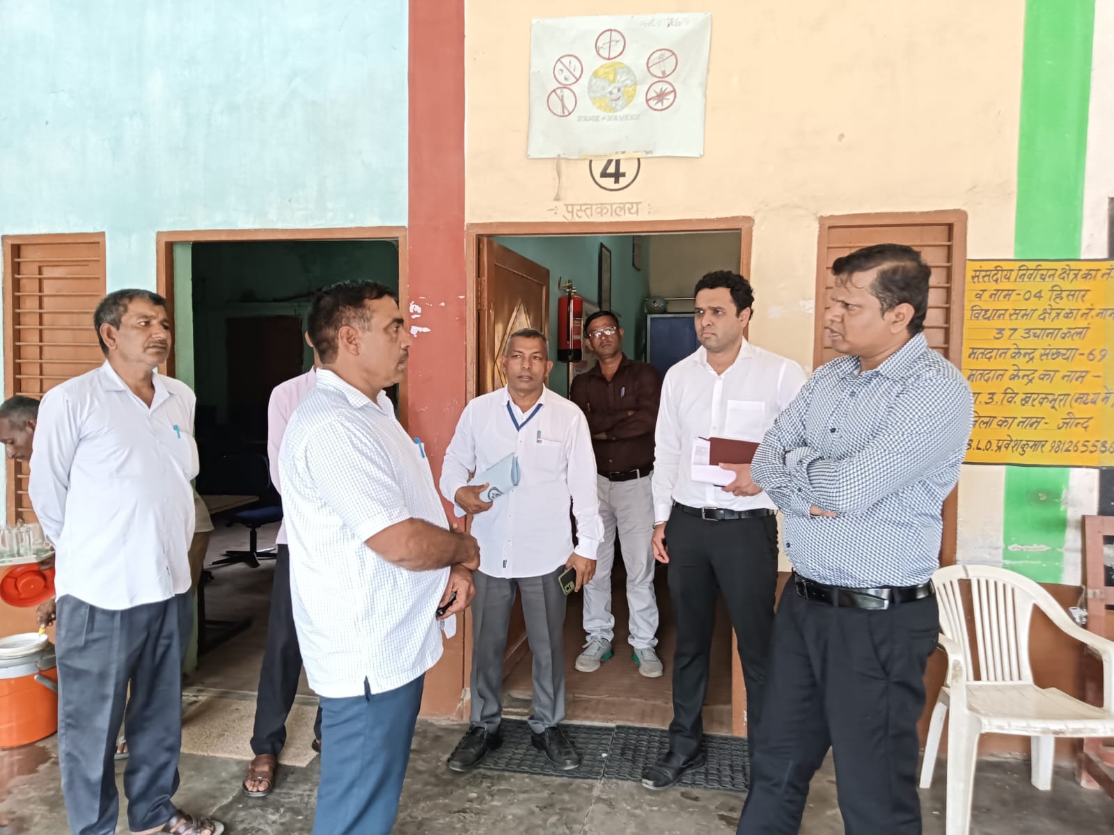 निरीक्षण करते हुए उचाना व नरवाना विधानसभा क्षेत्र के सामान्य पर्यवेक्षक कृष्णा आदित्य। निरीक्षण करते हुए उचाना व नरवाना विधानसभा क्षेत्र के सामान्य पर्यवेक्षक कृष्णा आदित्य।