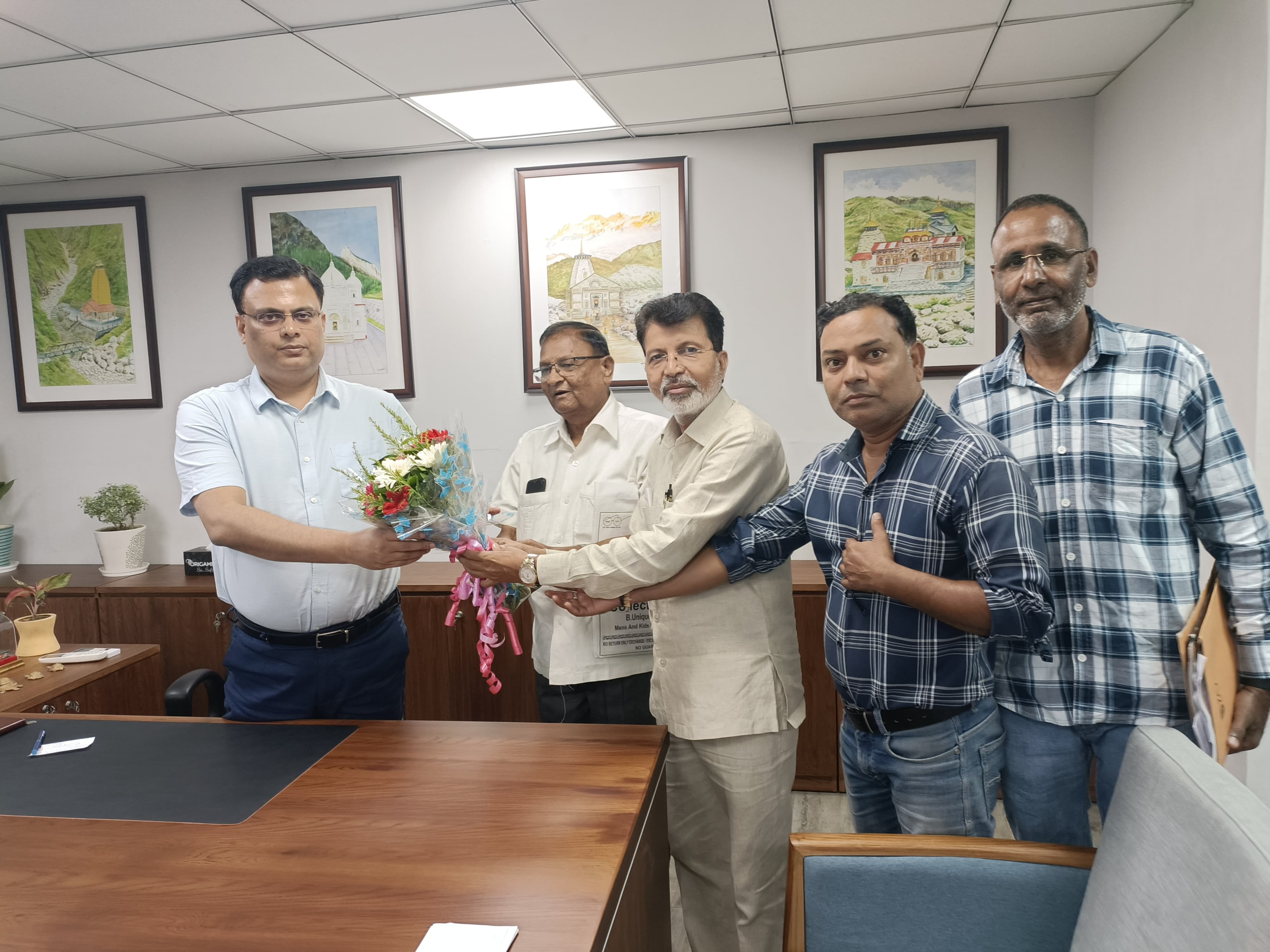 शहरी विकास सचिव से मुलाकात करते हुए शहरी विकास सचिव से मुलाकात करते हुए