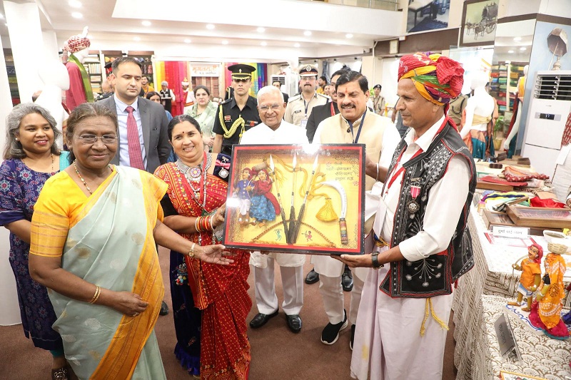 राष्ट्रपति ने हस्तशिल्पियों एवं जनजाति कारीगरों से रूबरू चर्चा राष्ट्रपति ने हस्तशिल्पियों एवं जनजाति कारीगरों से रूबरू चर्चा
