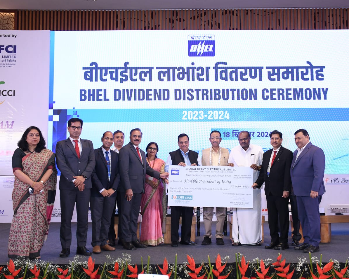 लाभांश का चेक देते बीएचईएल के अधिकारी लाभांश का चेक देते बीएचईएल के अधिकारी