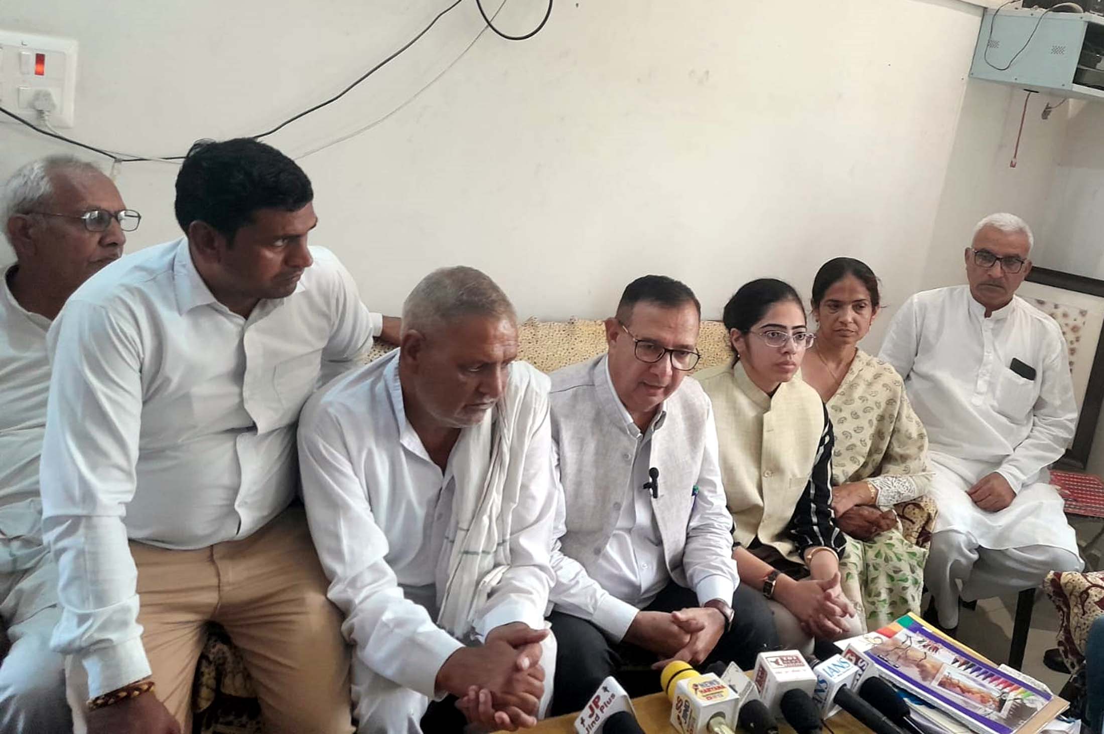 पत्रकारों से बातचीत करते हुए शर्मा। पत्रकारों से बातचीत करते हुए शर्मा।