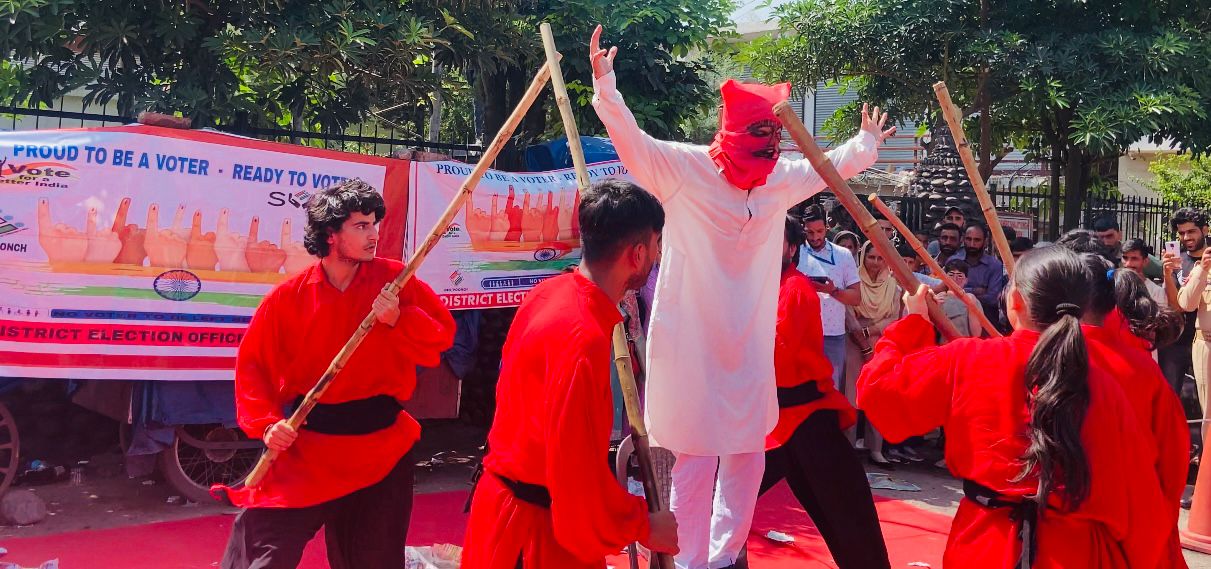 नटरंग ने राजौरी-पुंछ में लोकतंत्र का असली मंत्र के 6 शो आयोजित किए नटरंग ने राजौरी-पुंछ में लोकतंत्र का असली मंत्र के 6 शो आयोजित किए