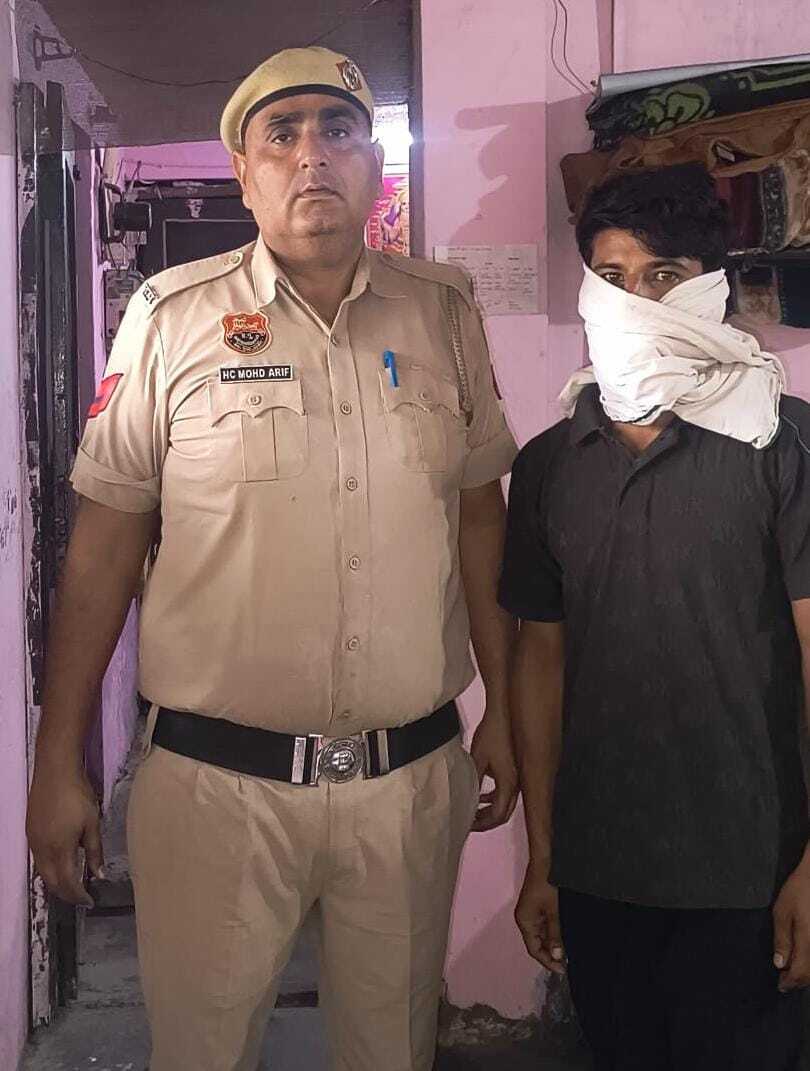 पुलिस ने चोर को किया गिरफ्तार पुलिस ने चोर को किया गिरफ्तार