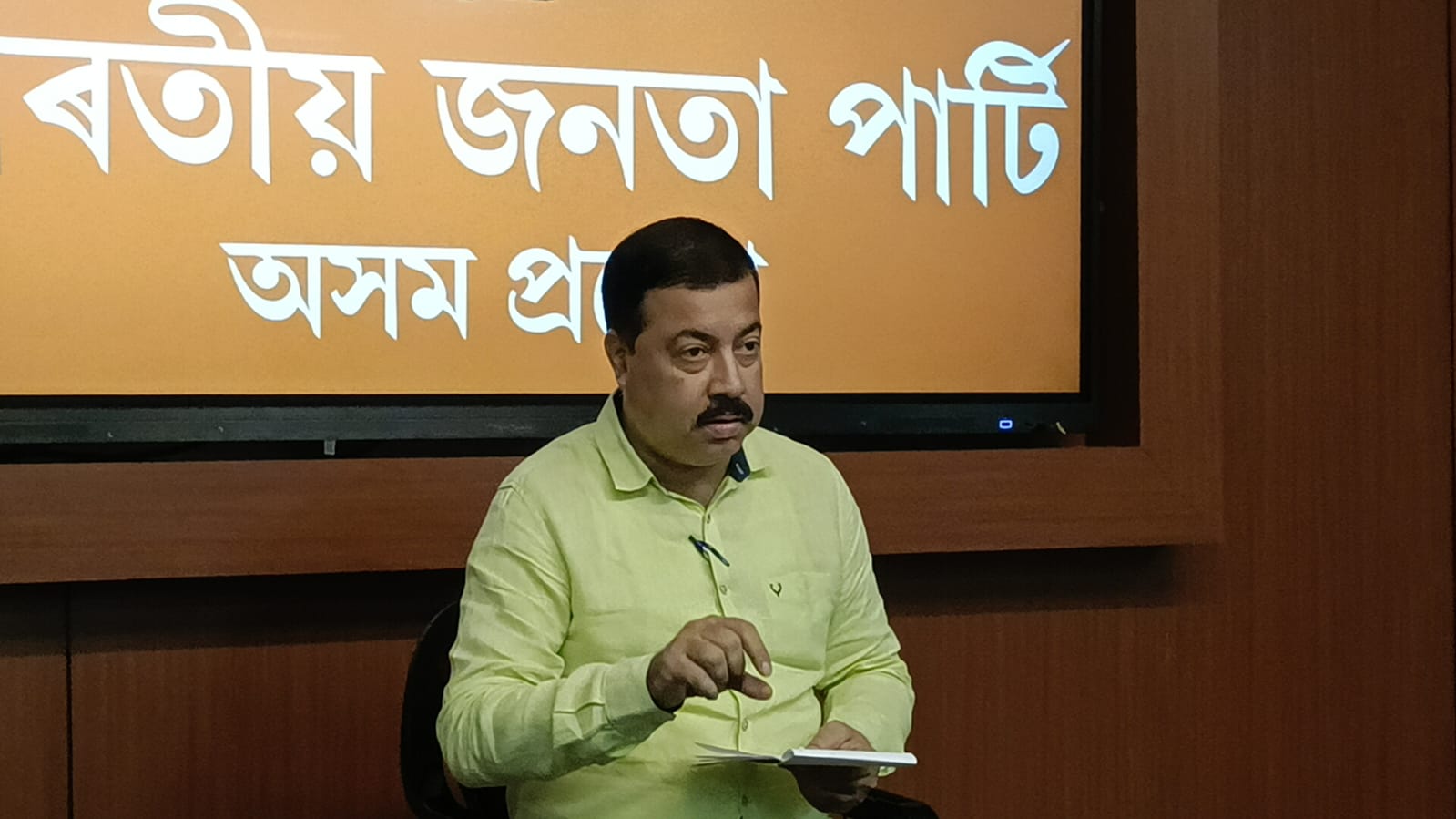 गुवाहाटी: प्रदेश भाजपा मुख्यालय अटल बिहारी वाजपेयी भवन में संवाददाता सम्मेलन को संबोधित करते हुए प्रदेश भाजपा के मुख्य प्रवक्ता मनोज बरुवा।