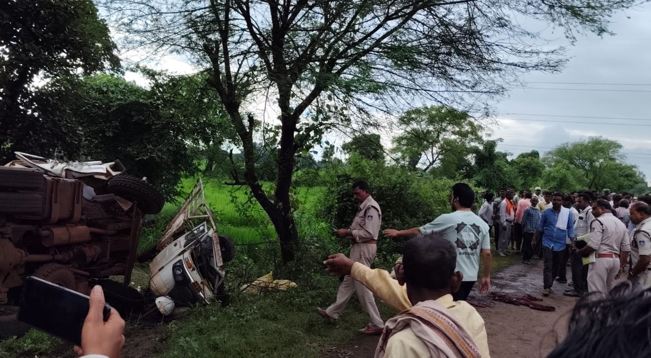 हाइवा ने मारी टक्कर हाइवा ने मारी टक्कर