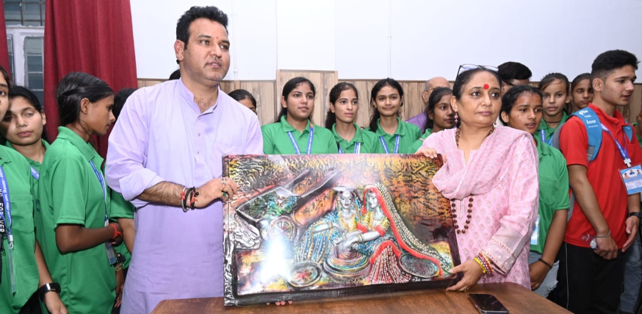 विधानसभा अध्यक्ष ऋतु खण्डूडी भूषण को तस्वीर भेंट करते देवप्रयाग विधायक विनोद कंडारी। विधानसभा अध्यक्ष ऋतु खण्डूडी भूषण को तस्वीर भेंट करते देवप्रयाग विधायक विनोद कंडारी।