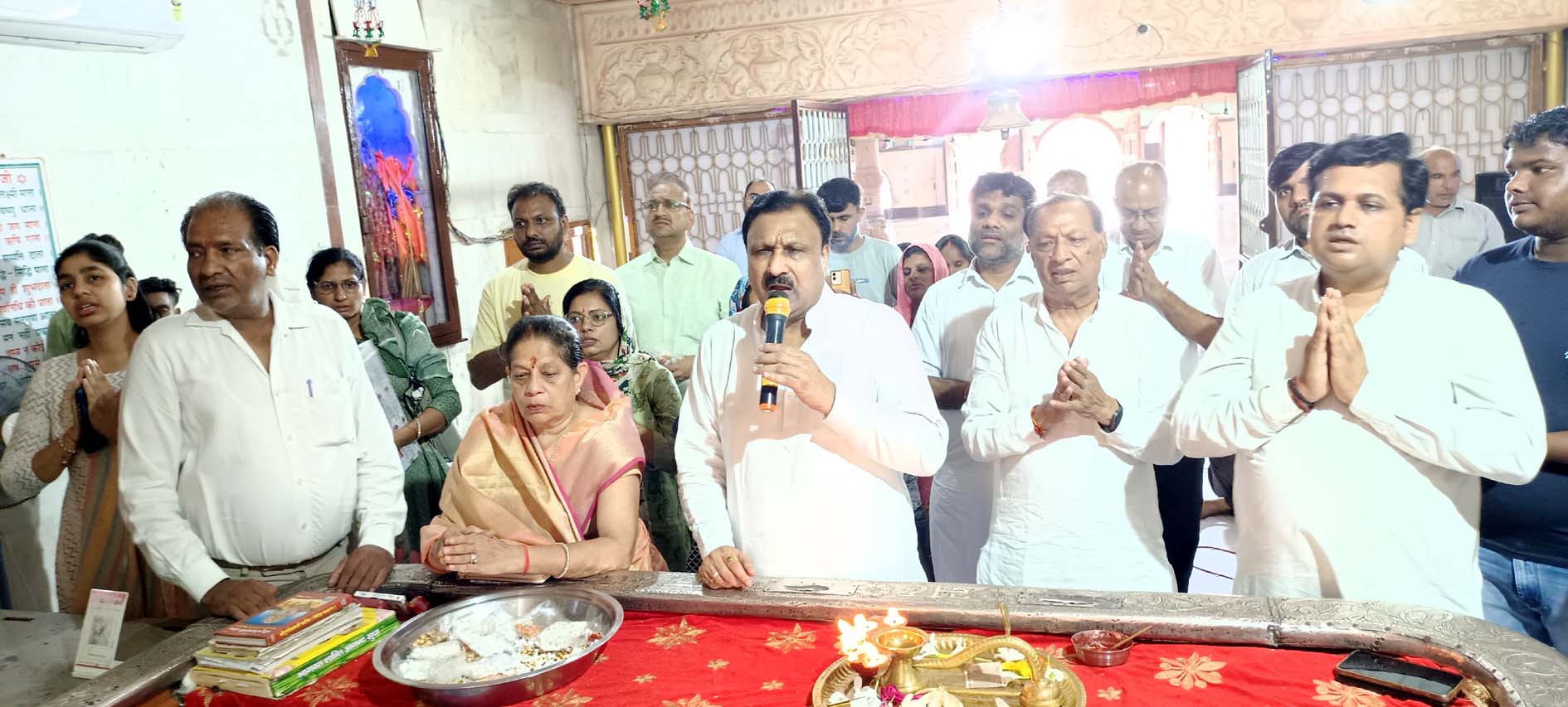 अग्रोहा धाम वैश्य समाज के राष्ट्रीय अध्यक्ष बजरंग गर्ग आरती करते हुए। अग्रोहा धाम वैश्य समाज के राष्ट्रीय अध्यक्ष बजरंग गर्ग आरती करते हुए।
