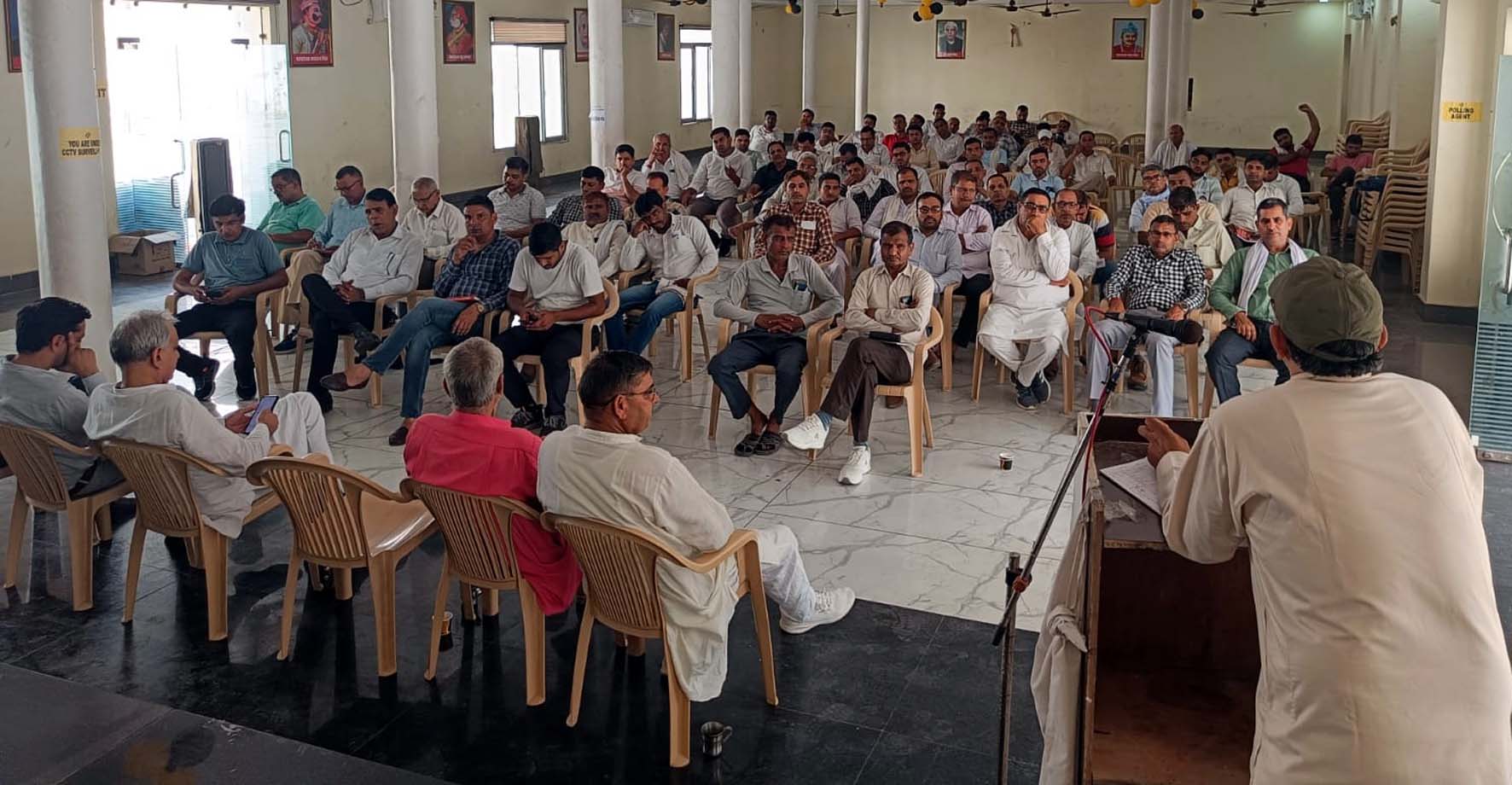 सर्व कर्मचारी संघ की कन्वेंशन को संबोधित करते कर्मचारी नेता। सर्व कर्मचारी संघ की कन्वेंशन को संबोधित करते कर्मचारी नेता।