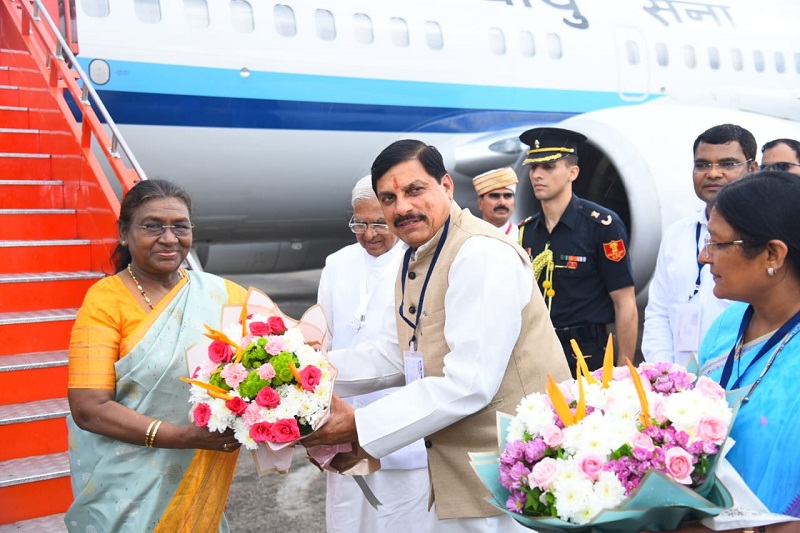 राष्ट्रपति मुर्मू दो दिवसीय प्रवास पर इंदौर पहुंची राष्ट्रपति मुर्मू दो दिवसीय प्रवास पर इंदौर पहुंची