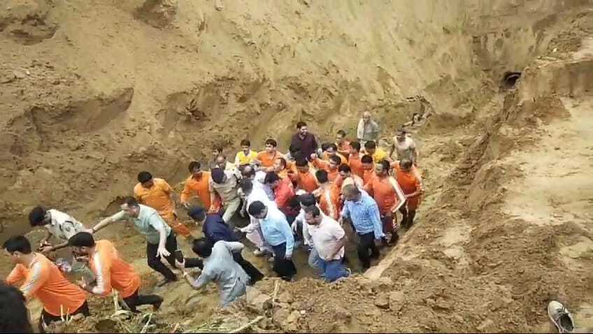 दाैसा के बांदीकुइर में गढढे में फंसी बचची काे सकुशल बचा लिया गया है। दाैसा के बांदीकुइर में गढढे में फंसी बचची काे सकुशल बचा लिया गया है।