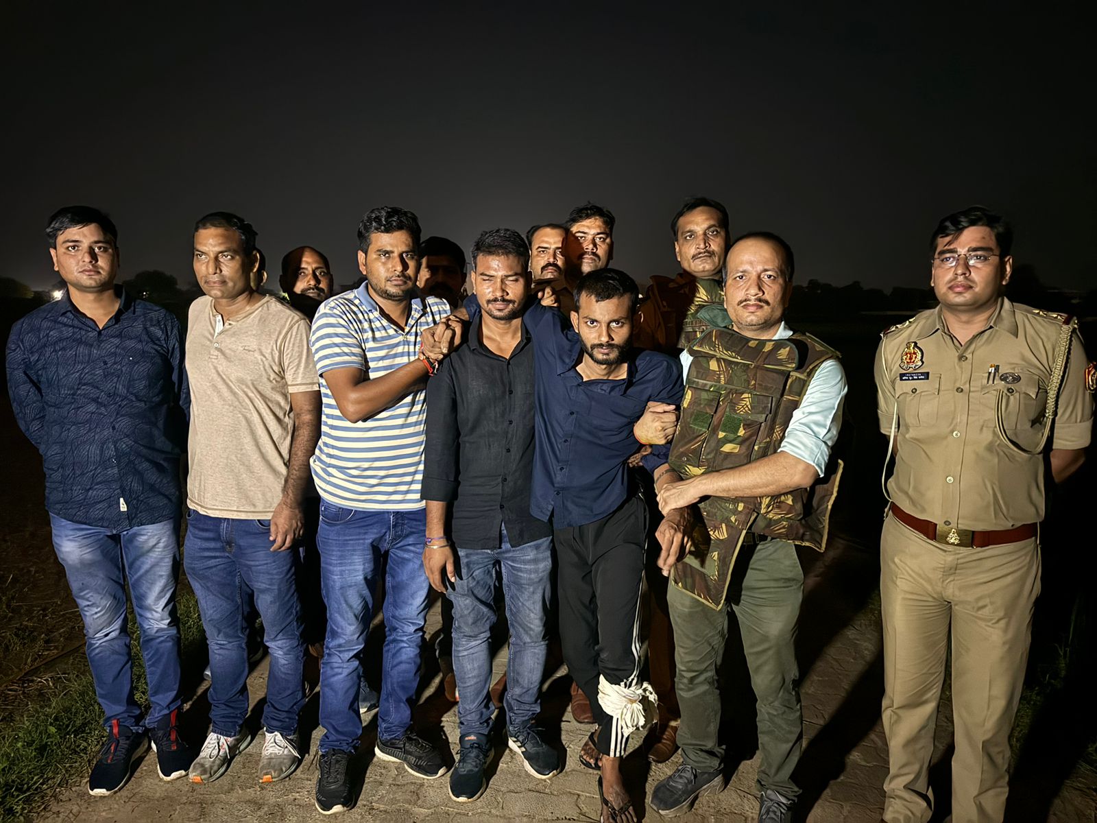 मुठभेड़ में घायल बदमाश के साथ पुलिस टीम: फोटो बच्चा गुप्ता मुठभेड़ में घायल बदमाश के साथ पुलिस टीम: फोटो बच्चा गुप्ता