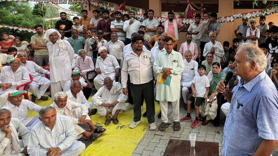 19 Snp-1 सोनीपत: जनसंपर्क अभियान के दौरान ग्रामीणों को संबोधित करते कांग्रेस प्रत्याशी कुलदीप शर्मा। 19 Snp-1 सोनीपत: जनसंपर्क अभियान के दौरान ग्रामीणों को संबोधित करते कांग्रेस प्रत्याशी कुलदीप शर्मा।