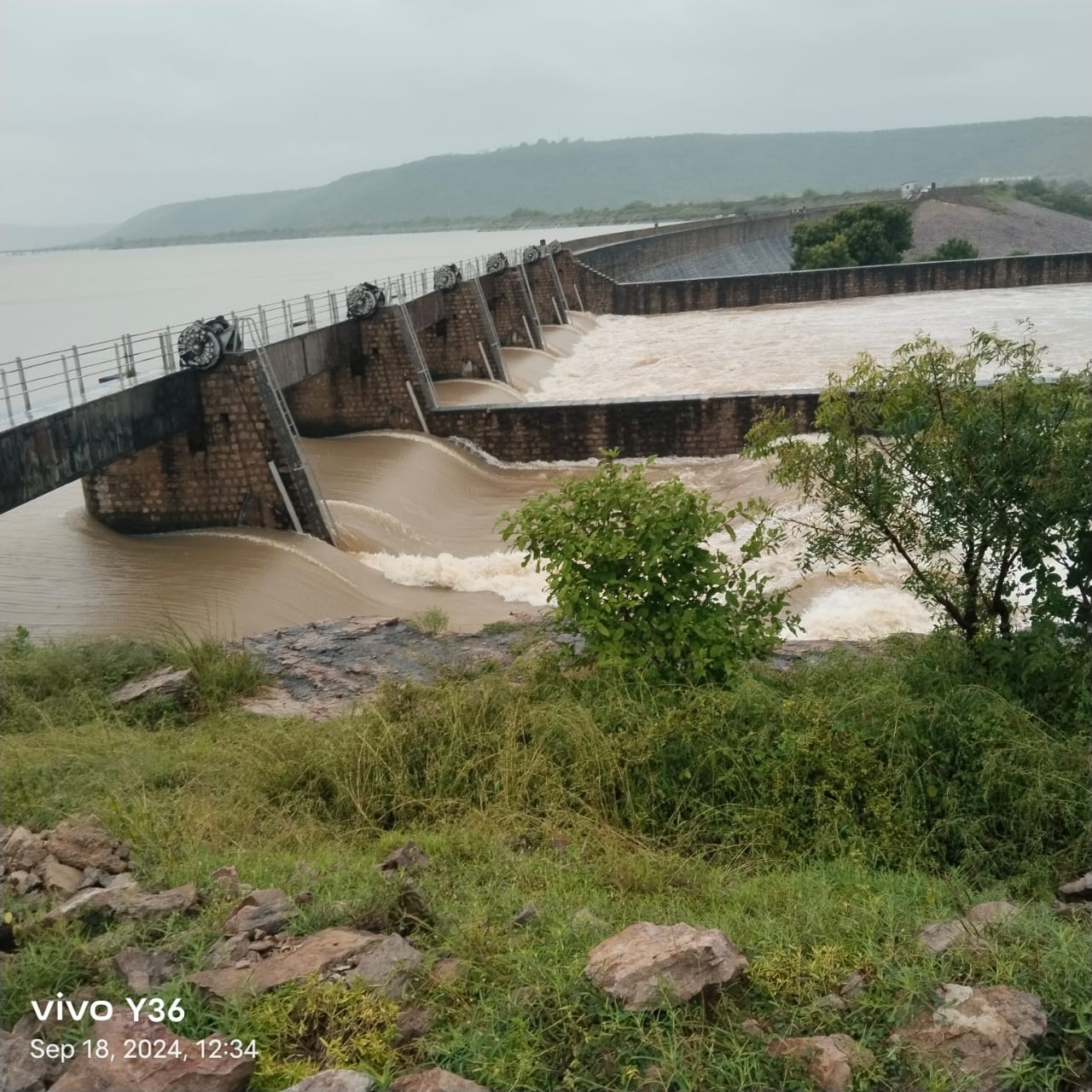 पगारा बांध के स्वचालित गेट से निकलता पानी पगारा बांध के स्वचालित गेट से निकलता पानी