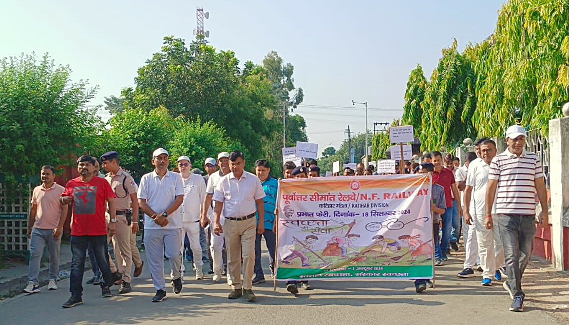 प्रभातफेरी का नेतृत्व करते हुए डीआरएम प्रभातफेरी का नेतृत्व करते हुए डीआरएम