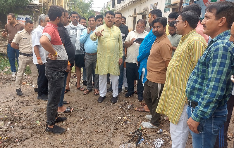 ग्वालियरः ऊर्जा मंत्री तोमर ने अति वर्षा से प्रभावित बस्तियों में पहुंचकर लिया जाएजा