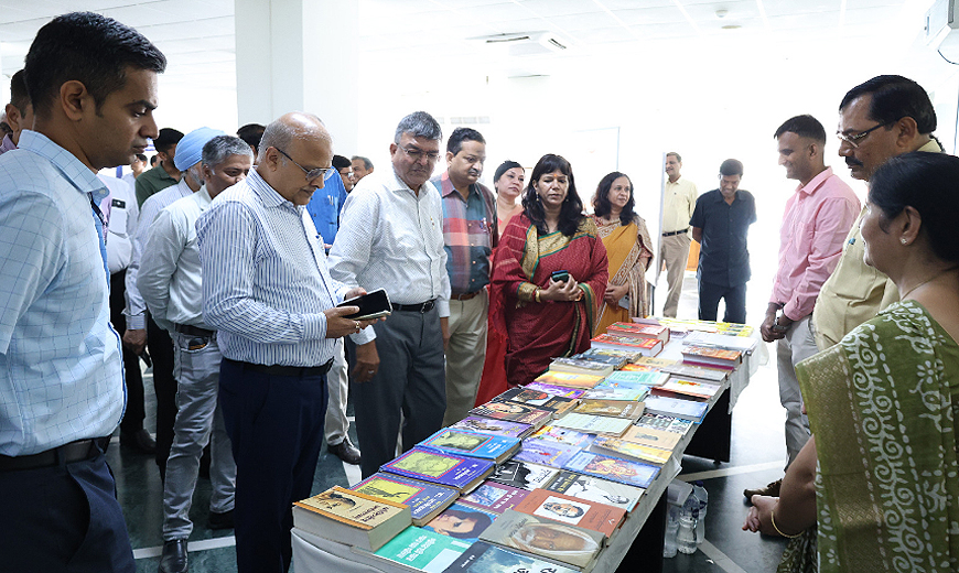 रेलवे महाप्रबंधक ने रेल कर्मियों को दिलाई राजभाषा शपथ, नुक्कड़ नाटक का मंचन रेलवे महाप्रबंधक ने रेल कर्मियों को दिलाई राजभाषा शपथ, नुक्कड़ नाटक का मंचन