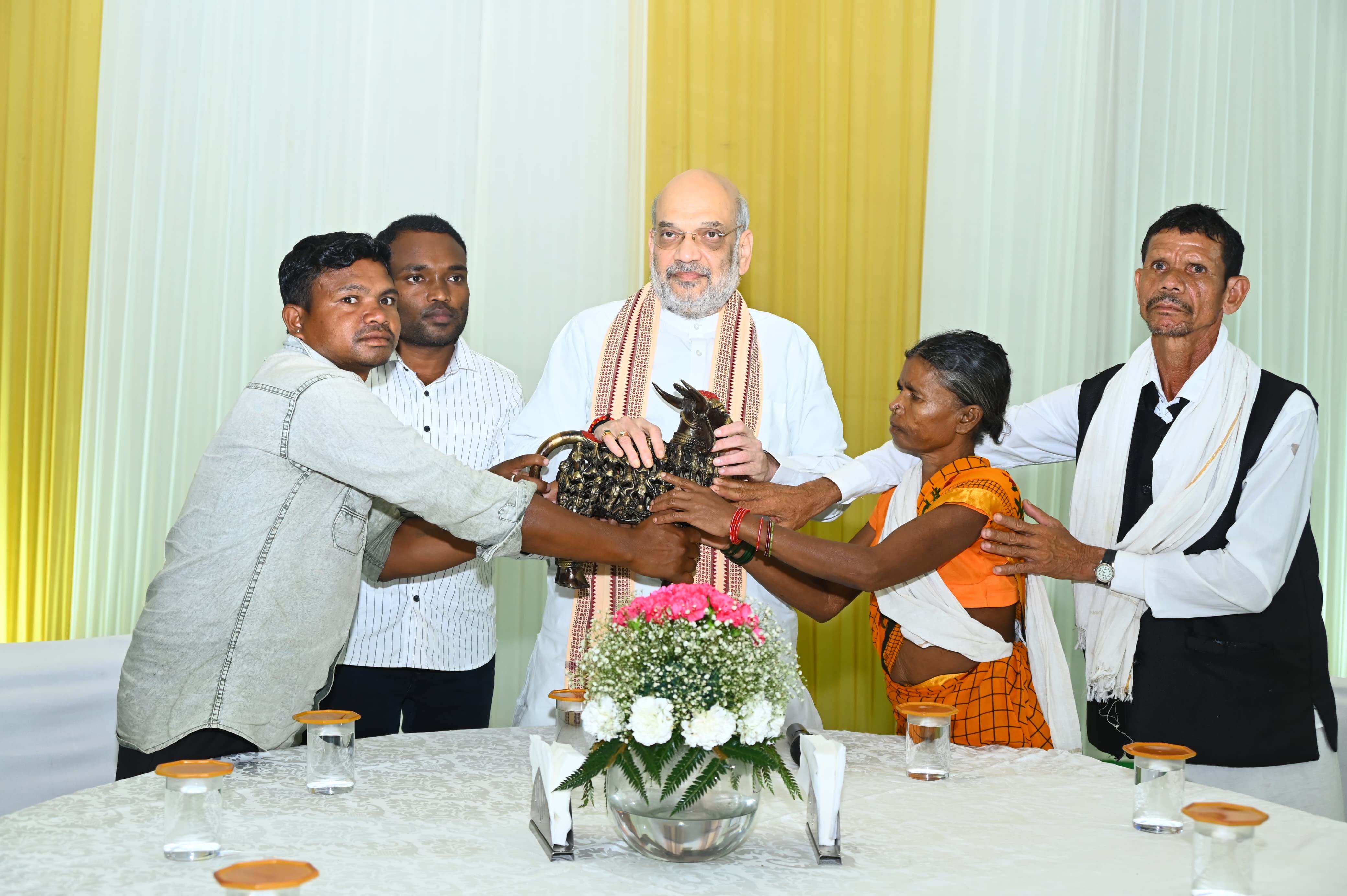 गृह मंत्री शाह को स्मृति चिन्ह भेंट करते नक्सल प्रभावित दल गृह मंत्री शाह को स्मृति चिन्ह भेंट करते नक्सल प्रभावित दल