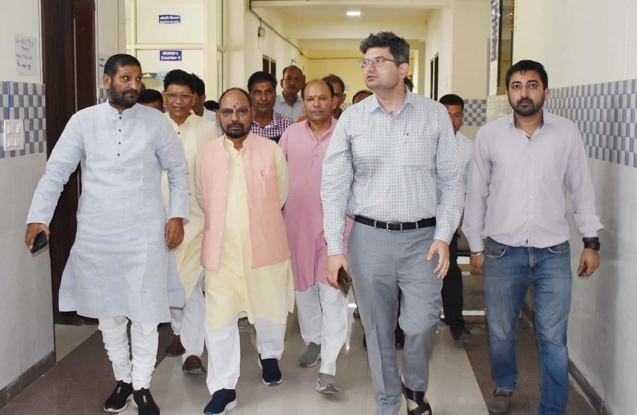कर्णप्रयाग सिमली में महिला बेस चिकित्सालय का निरीक्षण करते हुए डीएम। कर्णप्रयाग सिमली में महिला बेस चिकित्सालय का निरीक्षण करते हुए डीएम।