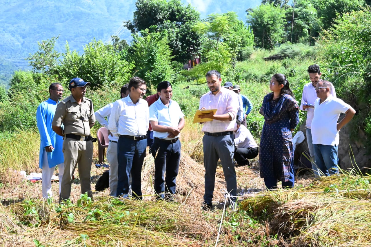 राजस्व उपनिरीक्षकों को खेत मापन पद्धति के बारे में समझाते हुए जिलाधिकारी सौरभ गहरवार।