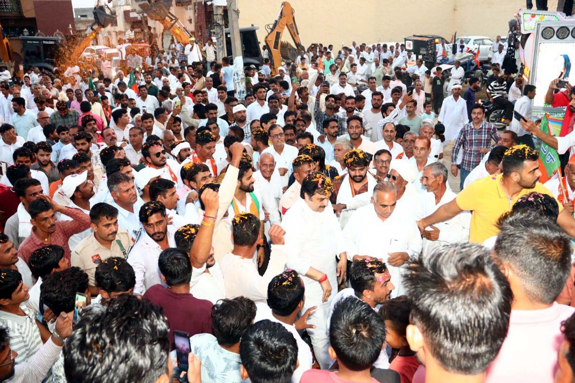 कुलदीप बिश्नोई का स्वागत करते क्षेत्रवासी। कुलदीप बिश्नोई का स्वागत करते क्षेत्रवासी।