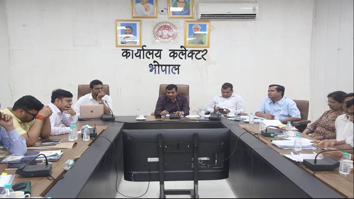 भोपालः कलेक्टर ने ली राजस्व अधिकारियों की बैठक भोपालः कलेक्टर ने ली राजस्व अधिकारियों की बैठक