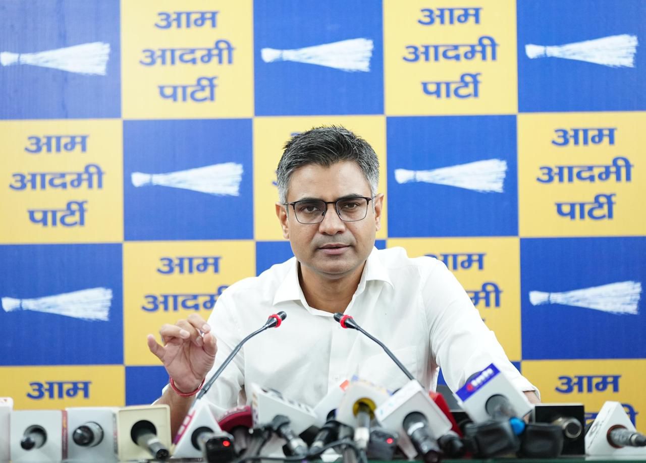 आप नेता एवं राज्य सभा सांसद संदीप पाठक पत्रकाराें से बातचीत करते हुए