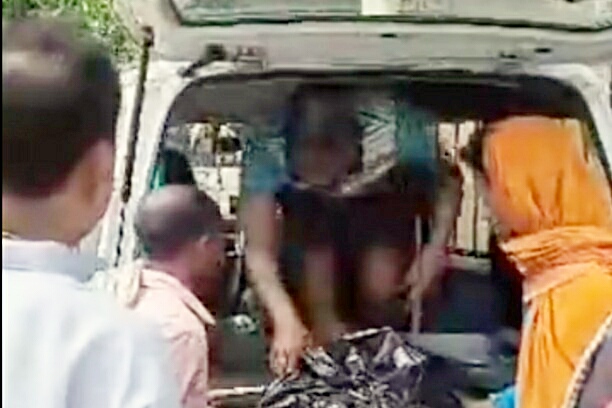 शव को पोस्टमार्टम के लिए ले जाते हुए परिजन शव को पोस्टमार्टम के लिए ले जाते हुए परिजन